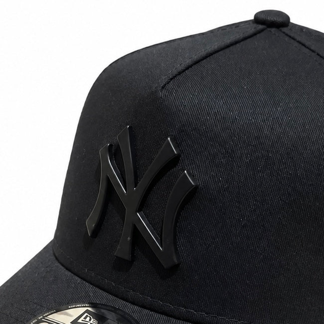 New York Yankees Hat - Black on Black Metal Badge Best of Archive 9Forty A-Frame MLB Snapback Cap - New Era