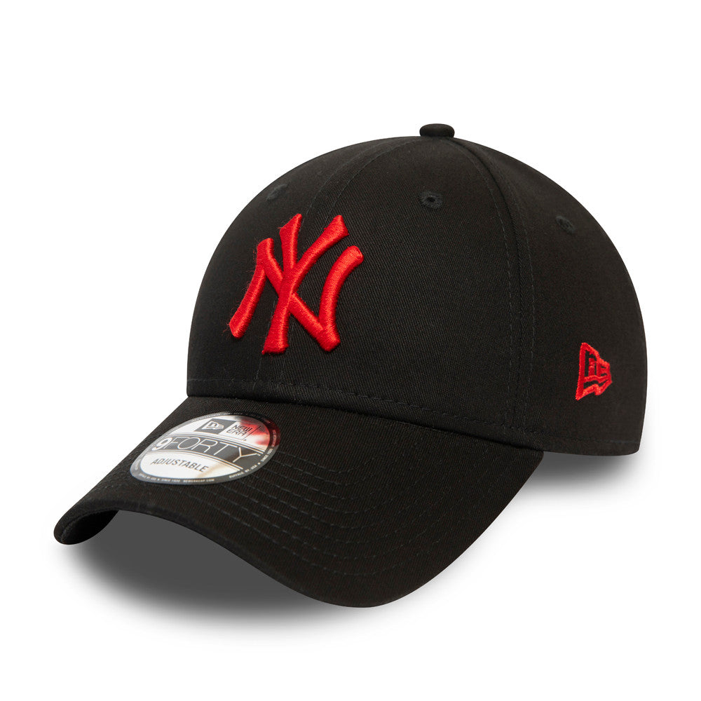 New York Yankees Hat - League Essentials Black Red MLB 9Forty Strapback Cap - New Era