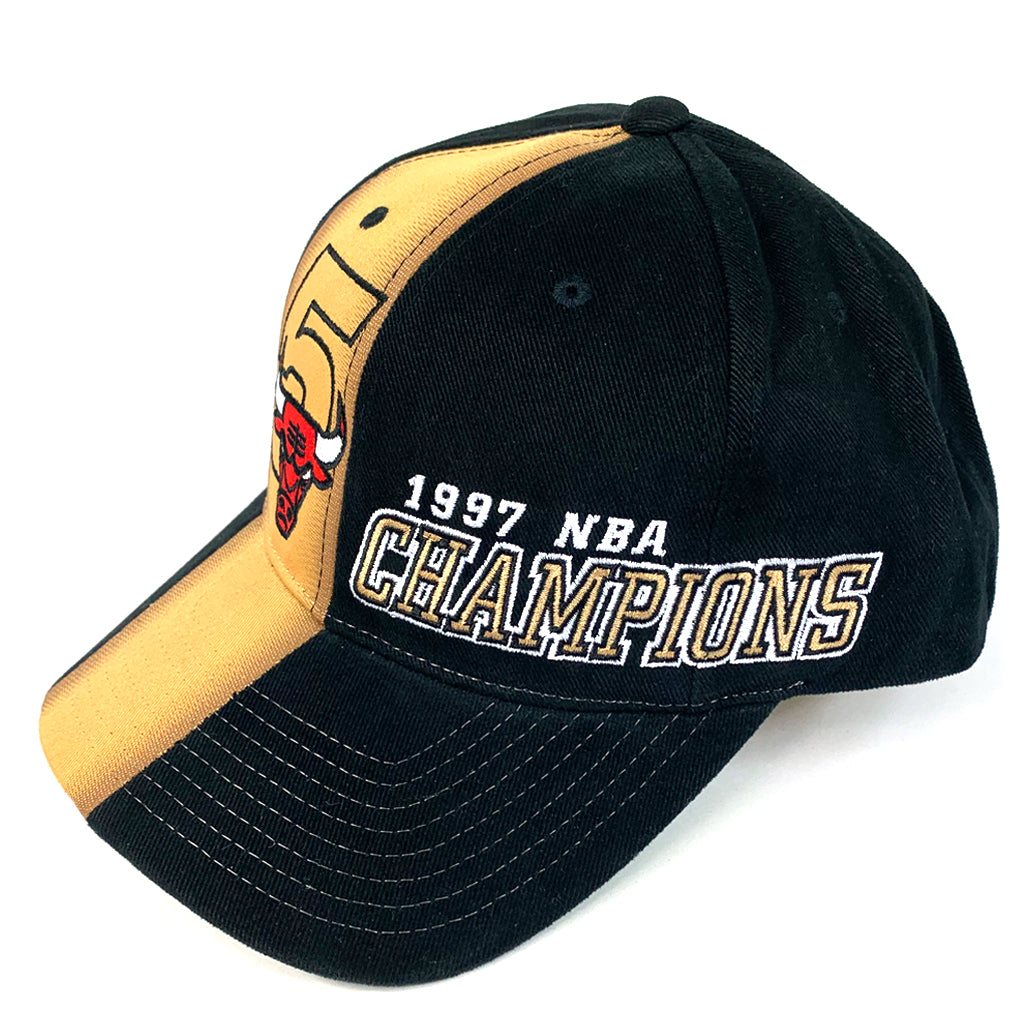 Shop Mitchell & Ness Chicago Bulls 1997 Champions Snapback Hat  HHSS1077-CBUYYPPPBLCK black